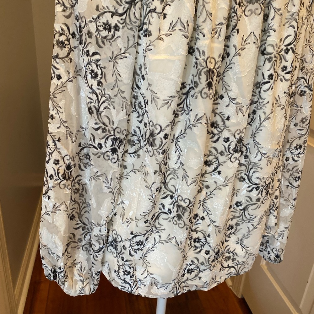 White House Black Market Elegant Black and White Patterned Blouse - Picture 7 of 13